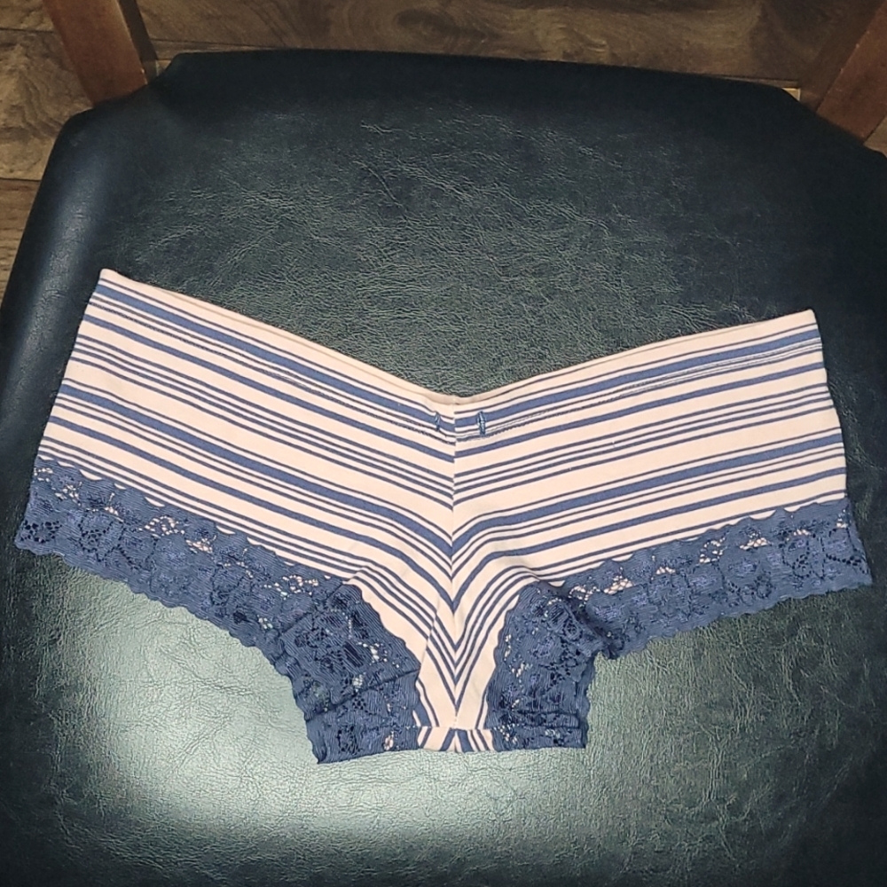 Cheeky lacy hipster panties